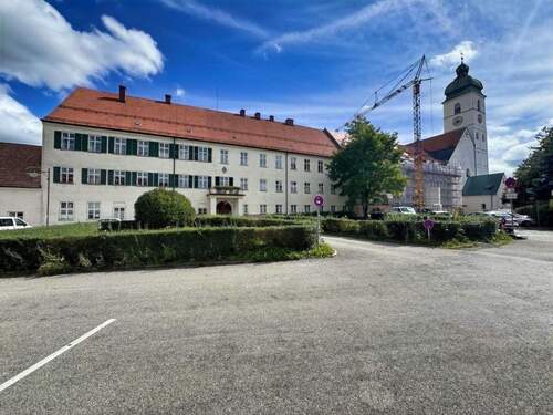 Schloß mit angrenzender St. Sebastian Kirche - 