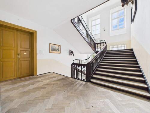 Historisches Treppenhaus - 7 Zimmer Büro in Ebersberg