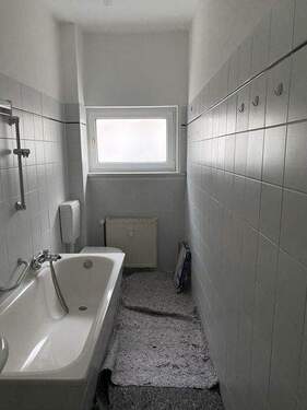 Tageslichtbad mit Wanne - 2 Zimmer Etagenwohnung zur Miete in Leipzig