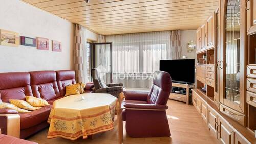 Wohnzimmer 1 - Großzügige 4,5-Zimmer-Wohnung mit Wintergarten und Tiefgaragenstellplatz