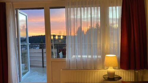 Wohnraum mit Blick auf Balkon - 2 Zimmer Etagenwohnung in Sankt Englmar
