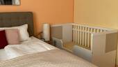 Schlafzimmer mit Beistellbett - 