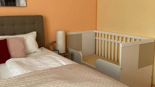 Schlafzimmer mit Beistellbett - 