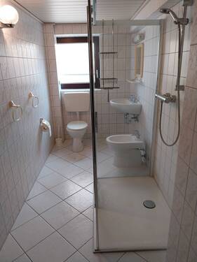 Bad mit Tageslicht & bodentiefer Dusche im Wohnkel - 