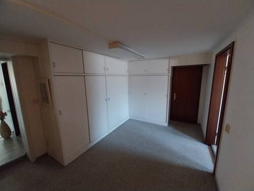 Flur mit Einbauschränken im Wohnkeller.jpg - 