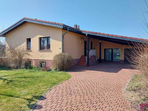 Aussenansicht Haupthaus mit Zufahrt.jpg - großes Wohnhaus mit Pool & Garage