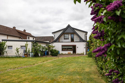 Rückseite - *** EFH mit EINLIEGERWOHNUNG - TRAUMHAFTES GRUNDSTÜCK in SUPER LAGE in der NÄHE VOM HASPORTSEE ***