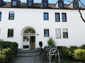 Hausansicht - Helle, renovierte 2,5-Zimmer-Wohnung mit Südbalkon in München-Moosach - bezugsfrei & provisionsfrei