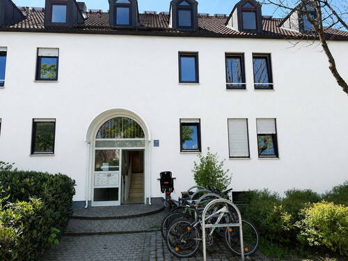 Hausansicht - Helle, renovierte 2,5-Zimmer-Wohnung mit Südbalkon in München-Moosach - bezugsfrei & provisionsfrei