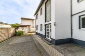 Rückansicht mit Terrasse - 1 Zimmer Mehrfamilienhaus, Wohnhaus zum Kaufen in Dreieich