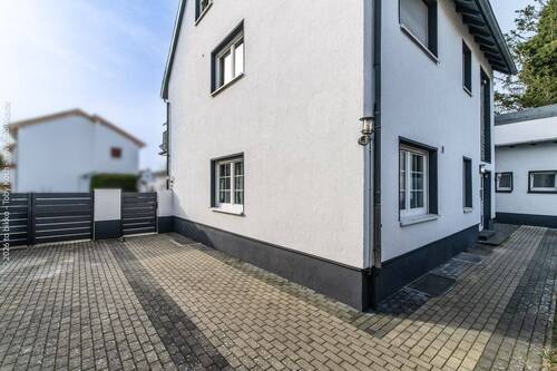 Eingang und Einfahrt - 1 Zimmer Mehrfamilienhaus, Wohnhaus in Dreieich