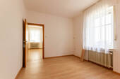 Schlafzimmer Erdgeschoss - 8 Zimmer Mehrfamilienhaus, Wohnhaus zum Kaufen in Arnsberg