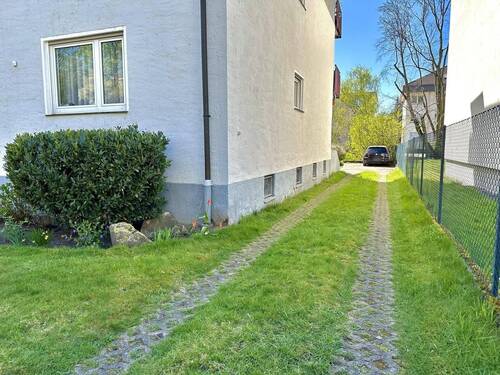 Einfahrt - 9 Zimmer Mehrfamilienhaus, Wohnhaus in Offenbach
