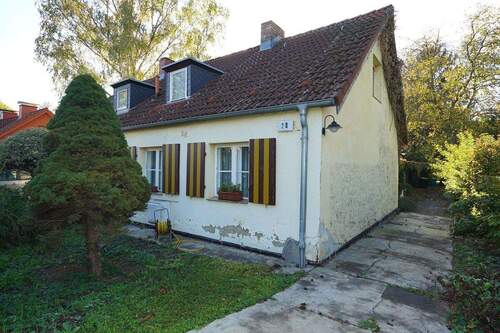 Hausansicht - Hauptstadtmakler-Bezugsfreies und erweiterungsfähiges Haus mit großem Grundstück