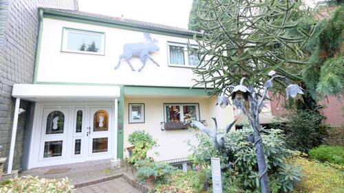 Frontansicht - Reihenendhaus der Extraklasse - mit Sauna, Kamin & großzügigem Garten