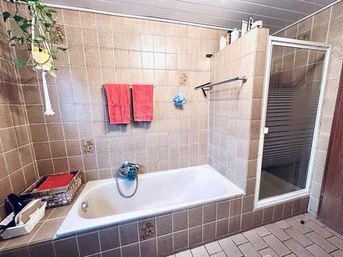 Bad 2/2 - 3 Zimmer Etagenwohnung in Bruchmühlbach-Miesau