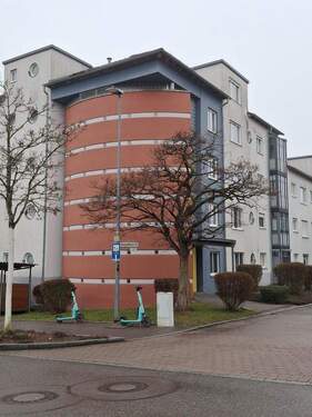 Hausansicht - Sonnige 3-Zimmer-Wohnung (mit neuem Bad, WC, Küche)