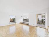 Wohnzimmer - Frisch renovierte Erdgeschosswohnung mit Südwestterrasse und umliegenden Garten