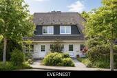 Gebäudeansicht - Semi detached house - charming family residence with swimming pool