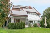Hausansicht - Großes Zwei-Familienhaus mit Energieeffiziensklasse B in familienfreundlicher Lage