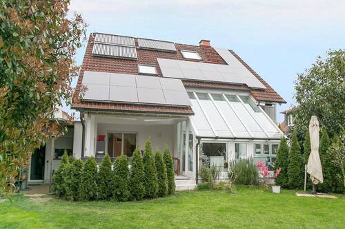 Hausansicht - Großes Zwei-Familienhaus mit Energieeffiziensklasse B in familienfreundlicher Lage
