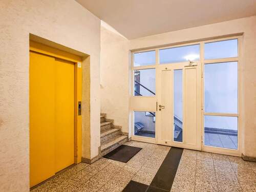 Treppenhaus Eingang I Aufzug - 