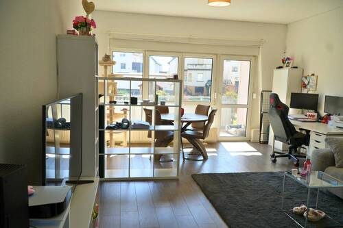 Wohnzimmer - Helle 2 Zimmer-Erdgeschosswohnung mit Stellplatz in Sandhausen: Perfekt für Singles oder Paare