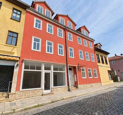 Gebäude mit Schaufenster - Gewerbeeinheit mit optionalem Wellnessbereich in Arnstadt - ideal für Massage, Kosmetik, Therapie oder Private-Spa-Konzept