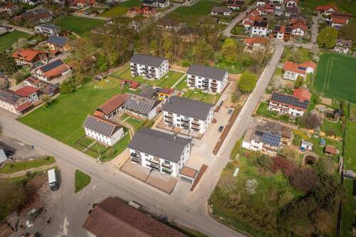 Drohnenaufnahme - Ansprechende 23-Zimmer-Wohnung mit Terrasse & Einbauküche in Unterdietfurt