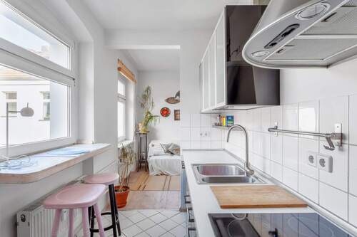 Küche mit Blick ins Wohnzimmer - Etagenwohnung mit 54,40 m&sup2; in Berlin zum Kaufen
