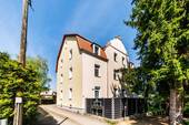 Hausvordersicht - Wohnen mit Komfort: vermietete großzügige 4 Raumwohnung mit Morgenlicht-Balkon