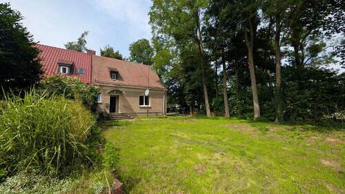 Ansicht Haus Vorgarten - Sanierungsobjekt - 6-Zimmer-Doppelhaushälfte in Bornim