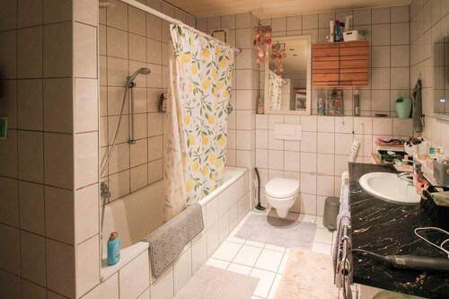 Badezimmer mit Dusche und Badewanne - 