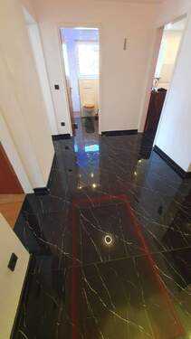 Eingangsbereich mit großformatigen Fliesen - 2 Zimmer Etagenwohnung in Starnberg