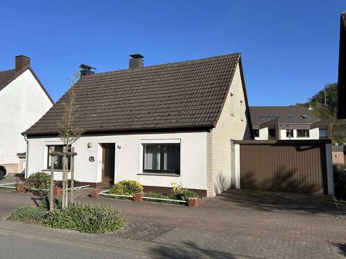 Frontansicht - Gepflegtes Einfamilienhaus mit Garage und großzügiger Dachterrasse in ruhiger Lage von Marsberg