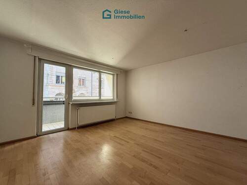 Wohnzimmer - 3-Zi-Whg mit Garage und Balkon im S-Westen