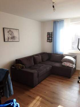 Wohnzimmer - Attraktive Lage und guter Schnitt: 2-Zimmer-Eigentumswohnung im 4. OG