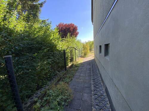 seitlicher Zugang zum Garten - 