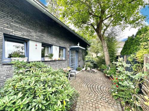 Hausansicht Vorderseite - Gepflegtes Reihenendhaus mit schönem Garten