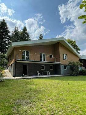 Gartenansicht, Ostseite - Freistehendes Zweifamilienhaus in idyllischer Lage