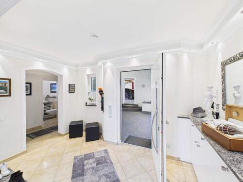 Eingangsbereich mit Zugang Garage - 