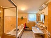 EG Bad mit Wanne - 