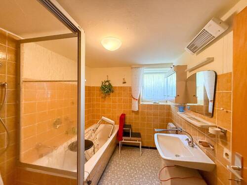 EG Bad mit Wanne - 