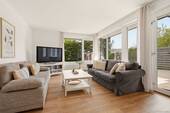 Wohnbereich mit Blick in den Garten - 
