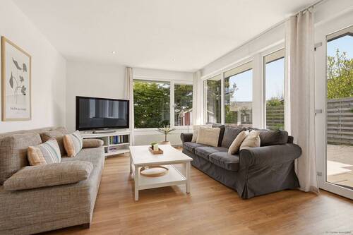 Wohnbereich mit Blick in den Garten - 