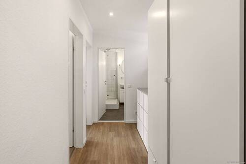 Flur mit Blick zum Badezimmer - 