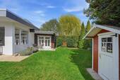 Gartenhaus mit Blick zum Haus - 