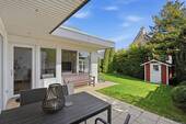 Terrasse mit Blick in den Garten - 