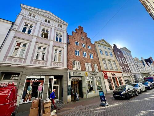 Straßenansicht 2 - Mehrfamilienhaus, Wohnhaus zum Kaufen in Lübeck
