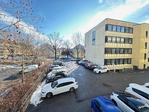 Parkplätze vor dem Bürogebäude - 1 Zimmer Büro in Landshut